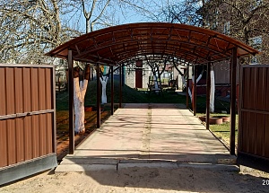 Навес под машину во дворе