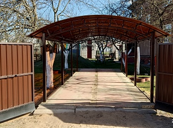 Навес под машину во дворе