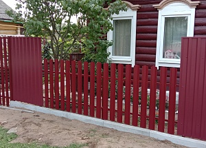 Забор из металлопрофиля (красное вино)