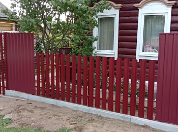 Забор из металлопрофиля (красное вино)