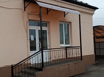 Козырек над входом в здание