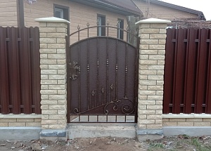 Забор комбинированный ( кирпич и металлоштакетник)