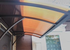 Козырек из поликарбоната для дома