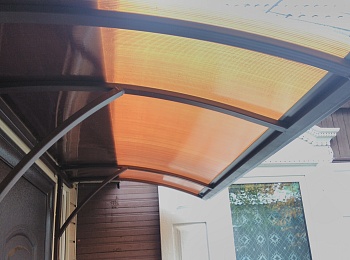 Козырек из поликарбоната для дома