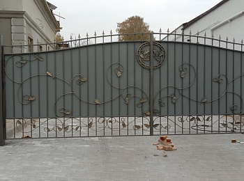 Кованные распашные ворота
