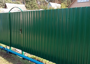 Забор из металлопрофиля (темно-зеленый) дачный