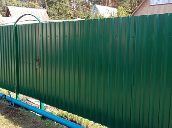 Забор из металлопрофиля (темно-зеленый) дачный